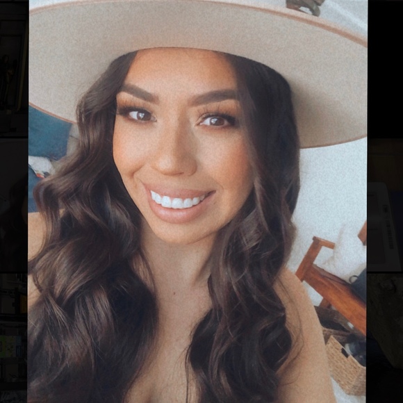 Meet your Posher, Amanda - Picture 1 of 1